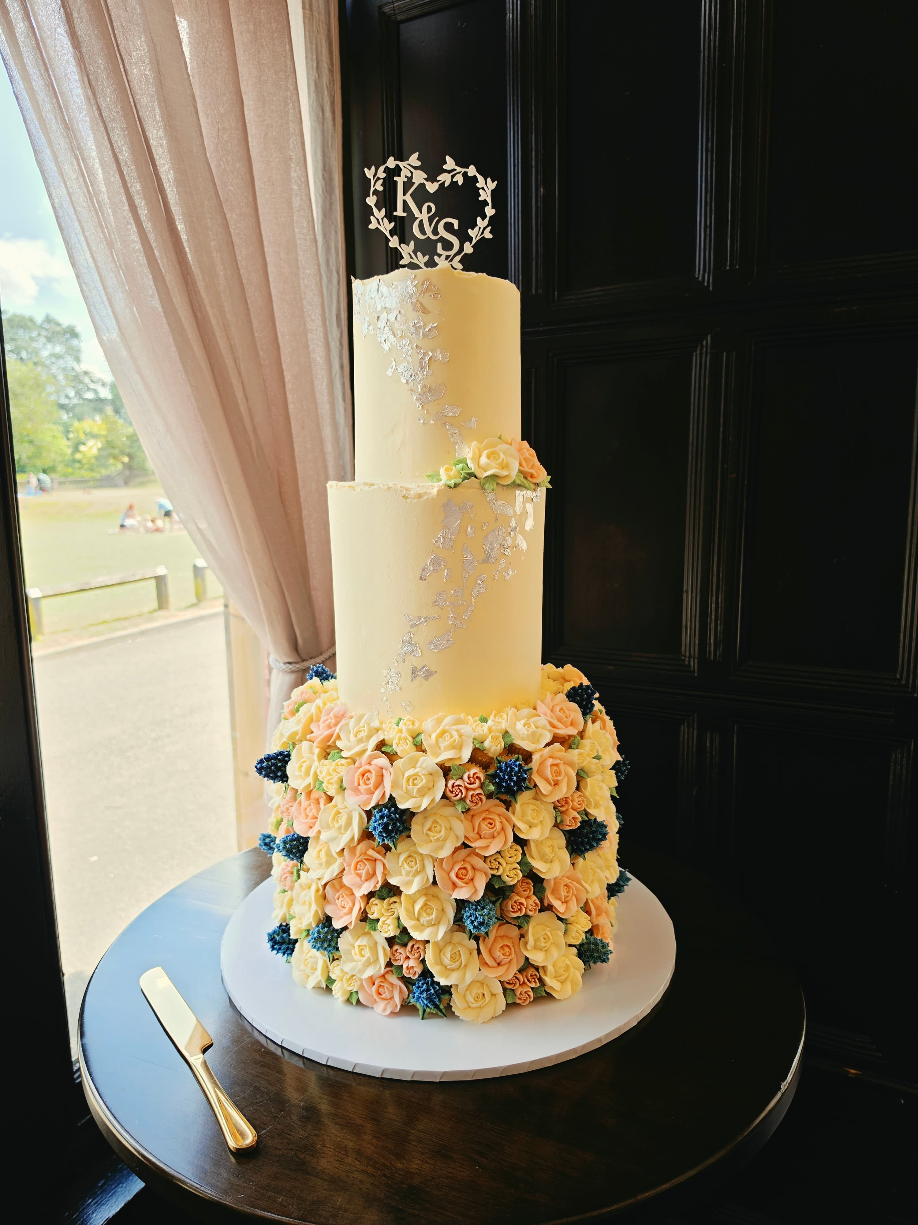 Stunning wedding cake